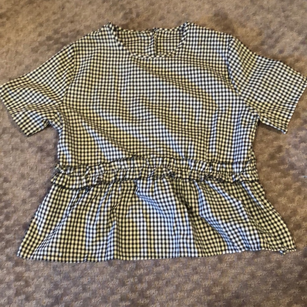 Gingham short sleeve top with button detail.